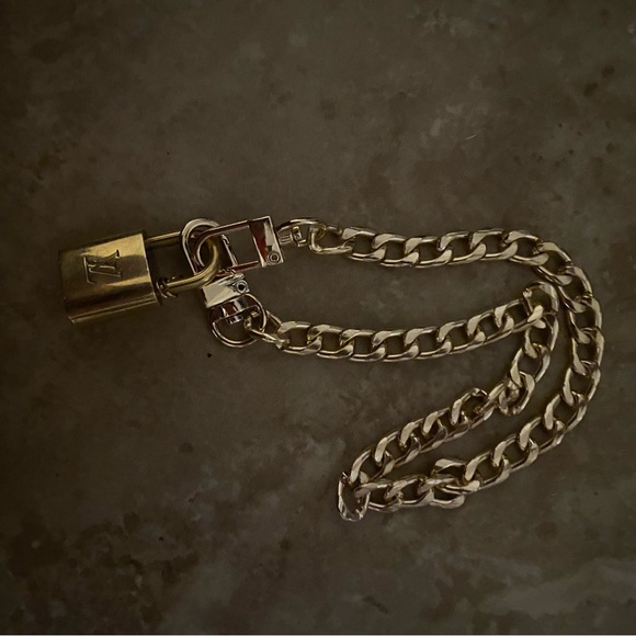 EUC-Authenticated Louis Vuitton Lock with an unbranded chain - Picture 7 of 7